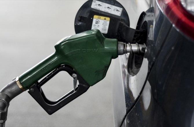 BENZİNE 8 KURUŞ ZAM