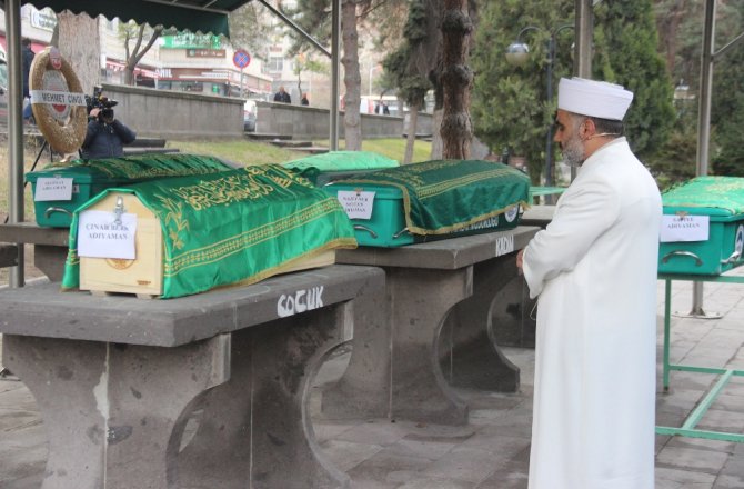 ANNE VE 3 ÇOCUĞU SON YOLCULUĞUNA UĞURLANDI