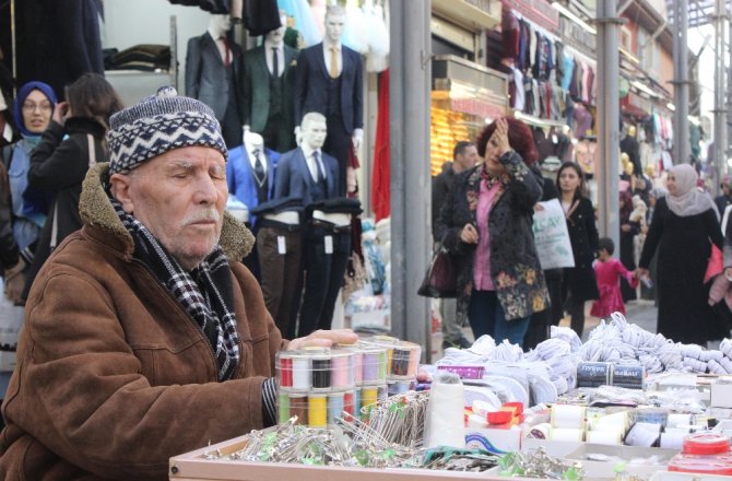 GÖZLERİ GÖRMEDEN TEK BAŞINA 60 YILDIR ESNAFLIK YAPIYOR