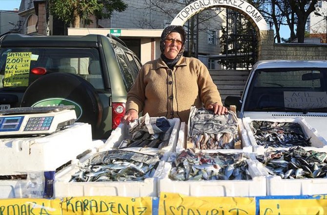 EŞİNE YARDIM İÇİN GİTTİĞİ BALIK TEZGAHI İŞİ OLDU