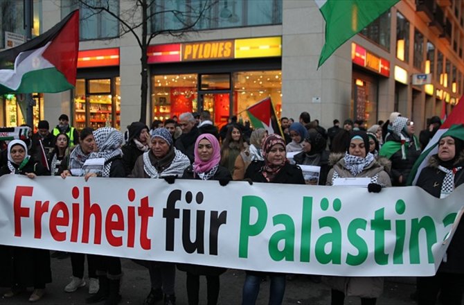 ABD'NİN KUDÜS KARARI BERLİN’DE PROTESTO EDİLDİ