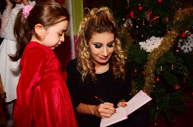 İREM DERİCİ HASTA ÇOCUKLARI SEVİNDİRDİ