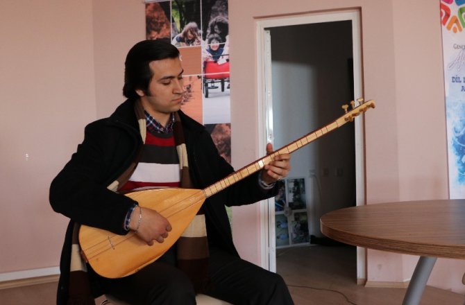 TEK HAYALİ ORHAN GENCEBAY’LE DÜET YAPMAK