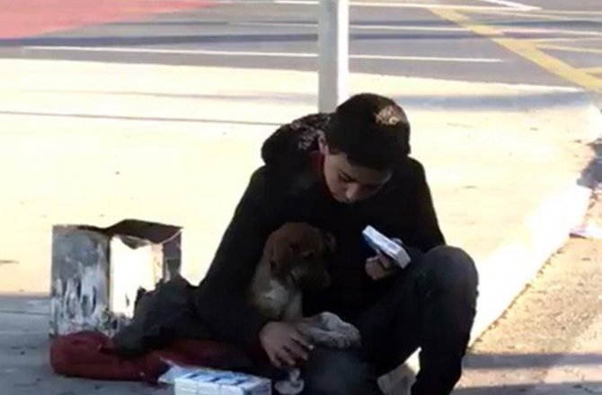 MENDİL SATAN ÇOCUKTAN DUYGULANDIRAN HAREKET