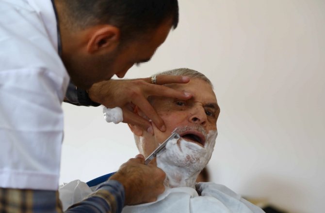 CEZASINI TIRAŞ EDEREK ÇEKİYOR