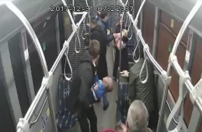 OTOBÜS ŞOFÖRÜNDEN 10 AYLIK BEBEĞE HAYATİ MÜDAHALE