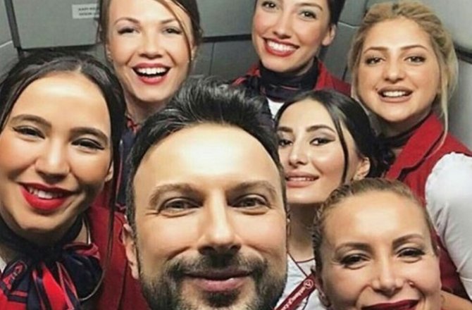 TARKAN’A UÇAKTA YOLCULARDAN VE HOSTESLERDEN YOĞUN İLGİ