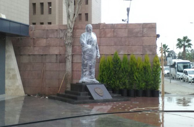 FETHİ SEKİN’İN HEYKELİ ADLİYE ÖNÜNE YERLEŞTİRİLDİ