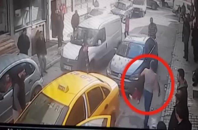 KIZININ BOĞAZINA BIÇAK DAYADI