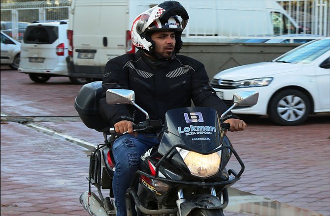 PİYANGO TALİHLİSİ OLDUĞU İDDİA EDİLEN KURYE, İŞYERİNDE ÇÖP BOŞALTIRKEN KAMERALARA TAKILDI