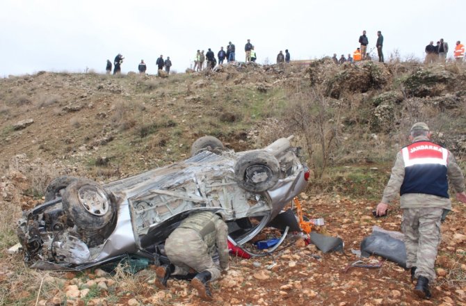 NİŞANA GİDEN AİLE KAZA YAPTI: 2 ÖLÜ, 5 YARALI