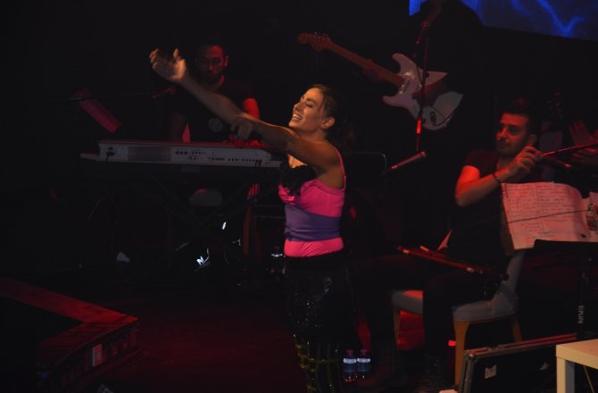 YILDIZ TİLBE’DEN SAHNEDE DANS ŞOV