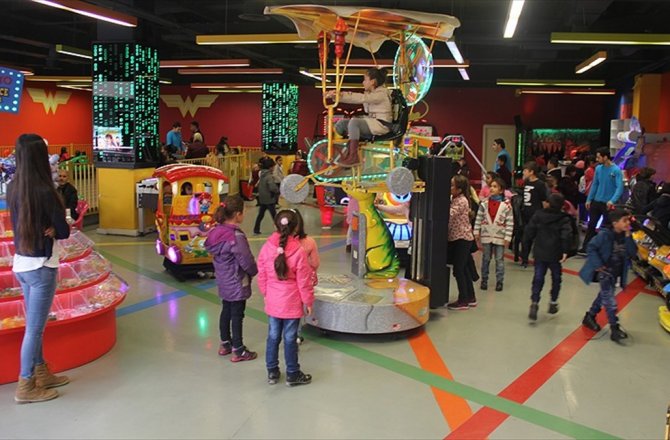 SURİYELİ 100 YETİM ÇOCUK HAYATLARINDA İLK KEZ SİNEMAYA GİTTİ