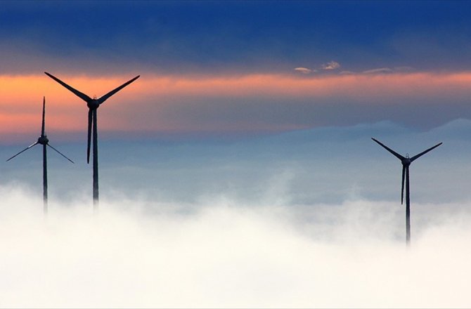 RÜZGAR ENERJİSİ 'AYAKLARININ ÜZERİNDE'