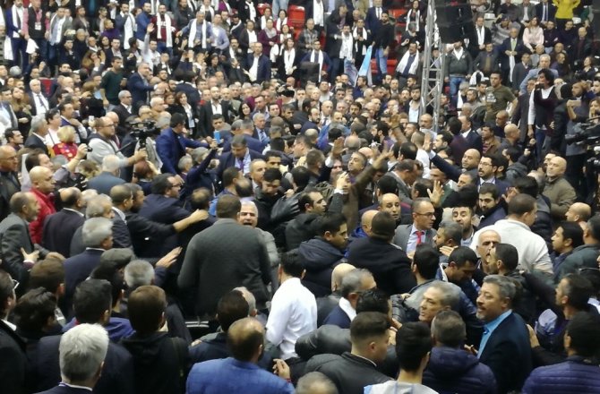 CHP İZMİR İL KONGRESİNDE KAVGA