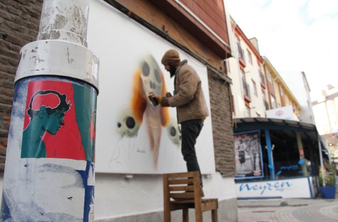 ŞEHRİ RENKLENDİREN ADAM