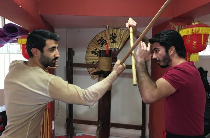 DÜNYA YILDIZLARININ KORUMASINDAN POLİS VE ASKERE DÖVÜŞ EĞİTİMİ