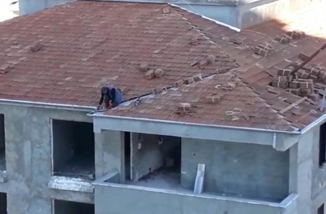 İŞÇİLERİN METRELERCE YÜKSEKTE TEDBİRSİZ ÇALIŞMASI KAMERADA