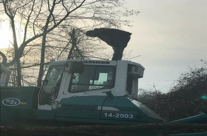 İŞ MAKİNESİNİN ÜSTÜNDE NAMAZ KILDI