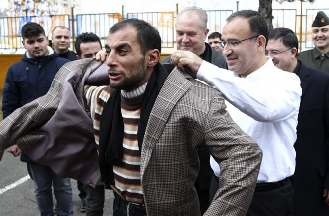 BOZDAĞ ÜŞÜDÜĞÜNÜ SÖYLEYEN BİR VATANDAŞA CEKETİNİ VERDİ