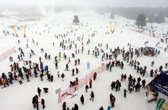 KAYAK MERKEZLERİNDE ADIM ATACAK YER KALMADI