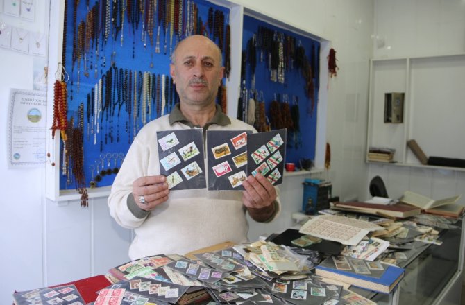 25 YILDA 40 BİN PUL BİRİKTİRDİ