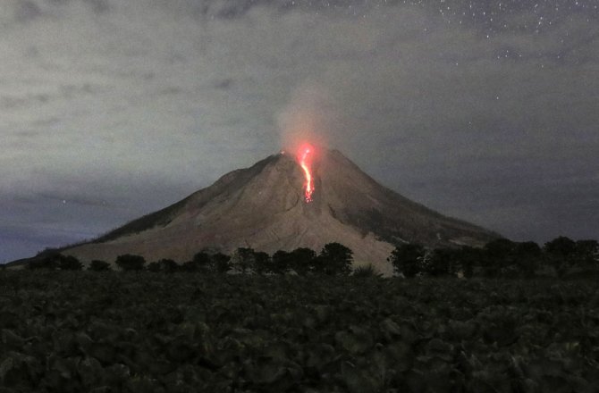 YANARDAĞ HAREKETE GEÇTİ: 12 BİN KİŞİ BÖLGEDEN AYRILDI