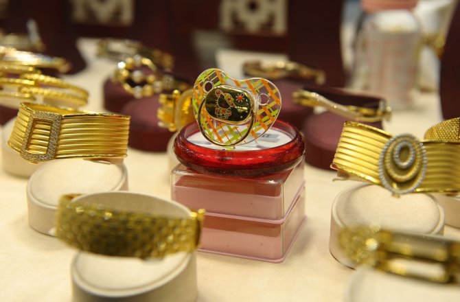 Altın biberon ve emzik