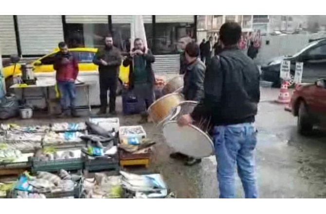 Davullu zurnalı hamsi sevinci