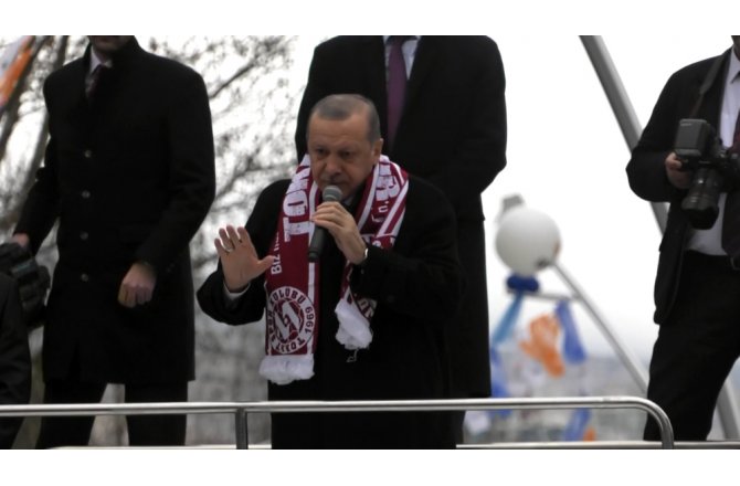 Salon dışındaki binlere hitap etti