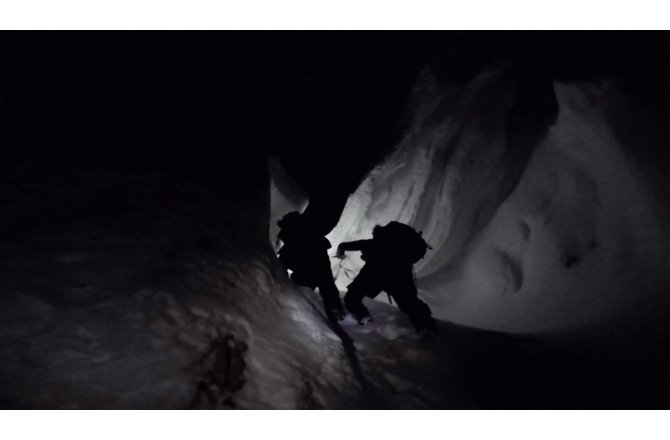 Zifiri karanlıkta Uludağ’ın zirvesine tırmandılar