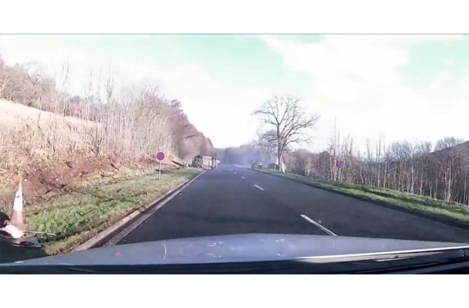 BİRİ TAKLA ATTI, DİĞERİ ŞARAMPOLE UÇTU