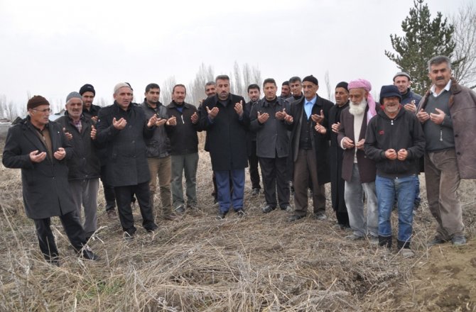 Köylüler kar duasına çıktı