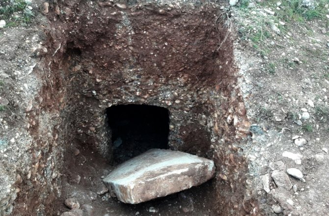 KAÇAK KAZIDA ROMA DÖNEMİNE AİT ODA MEZAR BULUNDU