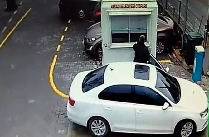 Otopark ücretini kapalı kulübeye bıraktı