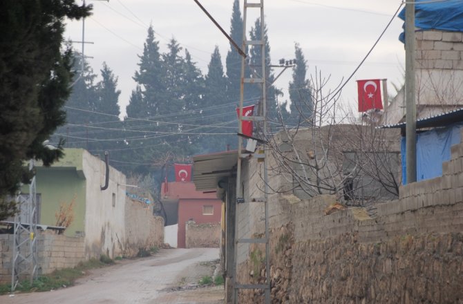 Sınır köyü kırmızı-beyaza büründü