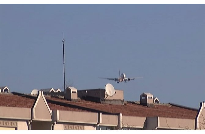 Uçaklar lodosta beşik gibi sallandı