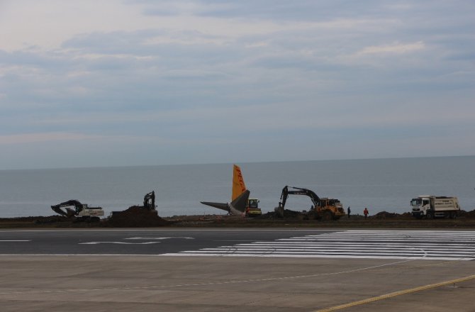 Trabzon’daki uçağı çıkarma çalışmaları sürüyor