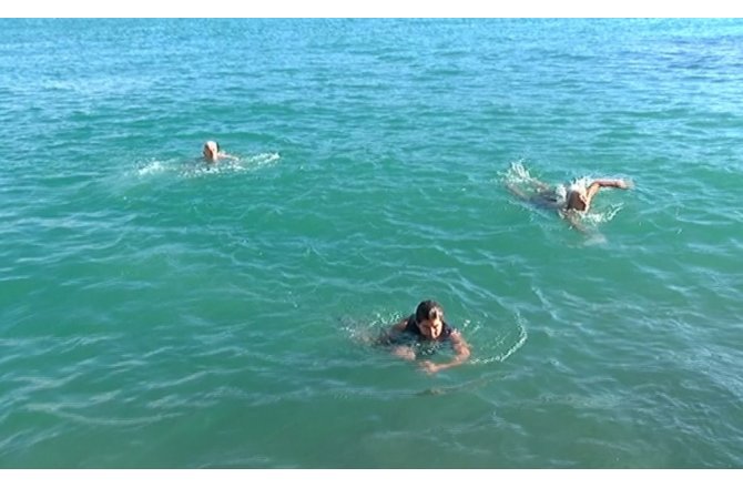 İstanbul Boğazı’nın buz gibi sularına atladılar