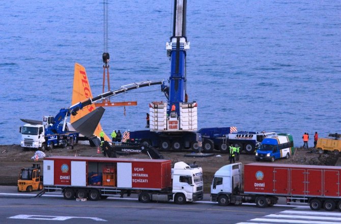 HAVALİMANI KAPATILDI: UÇAĞI KALDIRMA ÇALIŞMALARI SÜRÜYOR