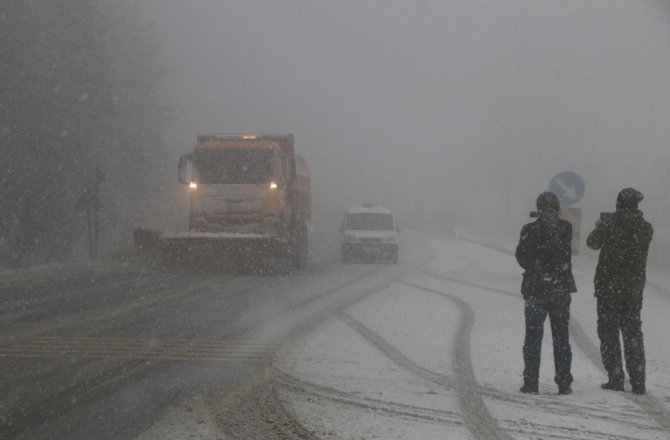 Bolu Dağında kar yağışı ve sis etkili oluyor