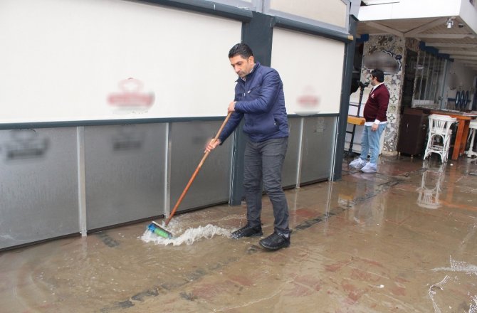 Hayatı felç eden yağmurdan en çok esnaf etkilendi