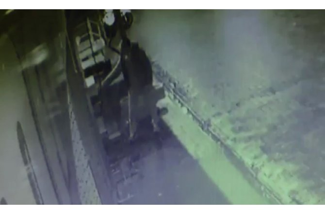 Kundakçı dükkanı yakmak isterken kendini yaktı