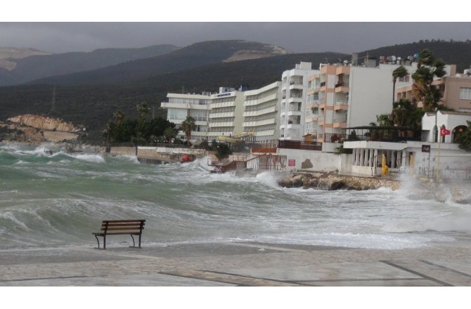 Taşucu-KKTC feribot ve gemi seferlerine fırtına engeli