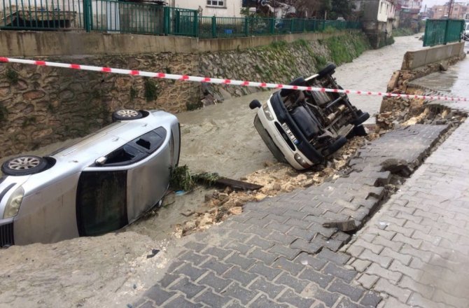 Aşırı yağmur nedeniyle yol çöktü, araçlar dereye düştü