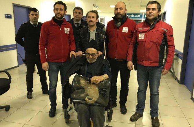 Evi yanan yaşlı adam kurtardığı kedisine kavuştu