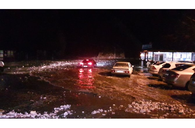 Araçlar dalgaya kapıldı