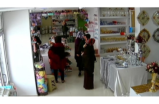 Girdikleri dükkanda kaşla göz arasında para çaldılar