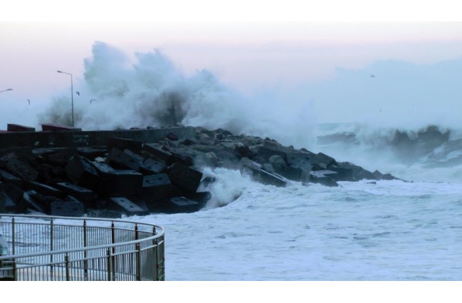 Akçakoca’da şiddetli fırtına tekneleri devirdi