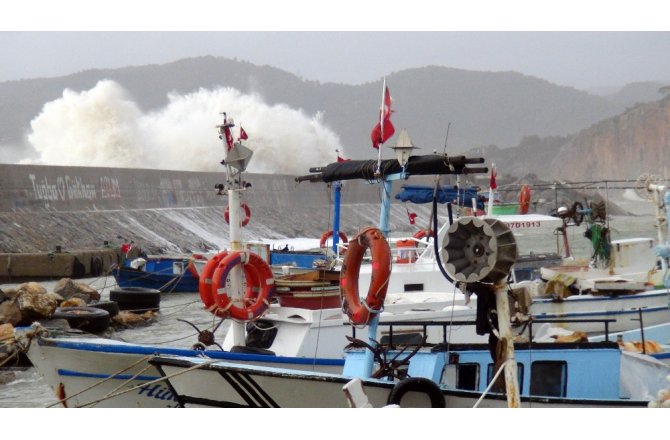 Antalya’da fırtına